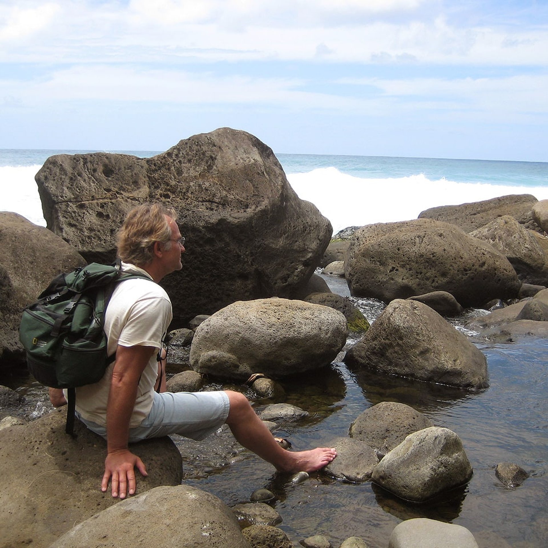 Das war cool: im kühlen Bach zu plantschen und direkt dahinter toben die Wellen